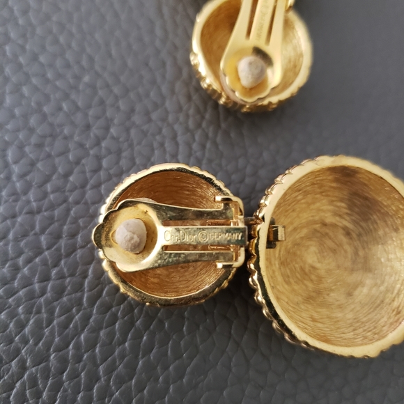 Christian Dior Signed Vintage Gold Tone Clip Earrings - Picture 6 of 7